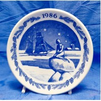 Royal Copenhagen 1986 Christmas Plaquette Home for Christmas