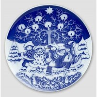 2001 Children's Christmas Plate - Winter Children