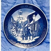 Royal Copenhagen 1996 Christmas Plate - Lighting The Street Lamps