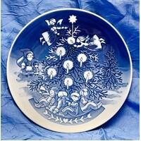 2003 Children's Christmas Plate - Christmas Eve