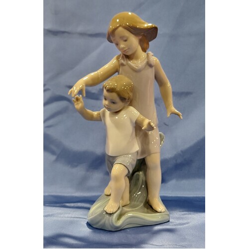 Lladro Let Me Help You Figurine 01008214