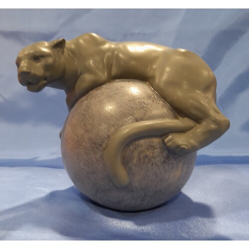 Lladro Vigilant Figurine/Paperweight 01018134