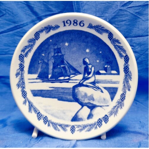 Royal Copenhagen 1986 Christmas Plaquette Home for Christmas
