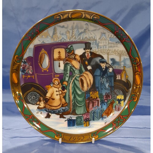 Royal Copenhagen 1992 Christmas Shopping 'Juleindkob' Plate 1492720