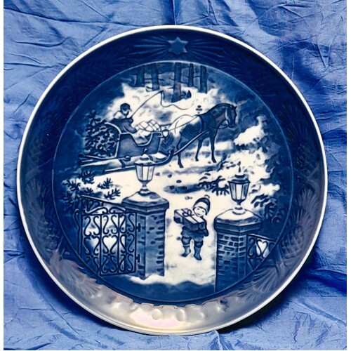 Royal Copenhagen 2003 Christmas Plate - Seasons Greetings