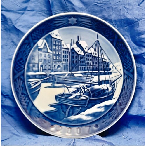 Royal Copenhagen 2007 Christmas Plate - Christmas in Nyhavn