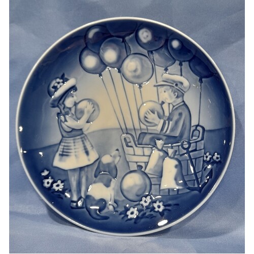 Royal Copenhagen 2003 Young Adventurers Plate Balloon Ride