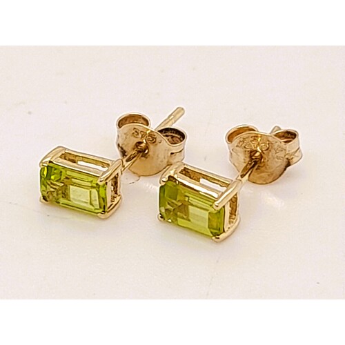 9 Carat Yellow Gold Baguette Peridot Stud Earrings