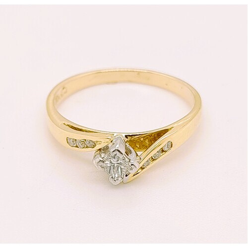 18 Carat Yellow Gold Ring with Princess Cut Diamond AUS Size N