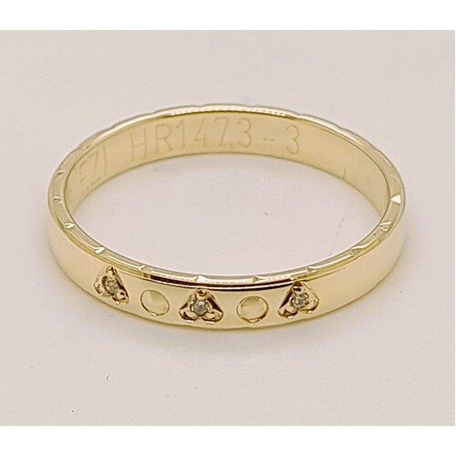 9 Carat Yellow Gold Diamond Ring AUS Size M½ 