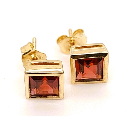9 Carat Yellow Gold Square Cut Garnet Stud Earrings