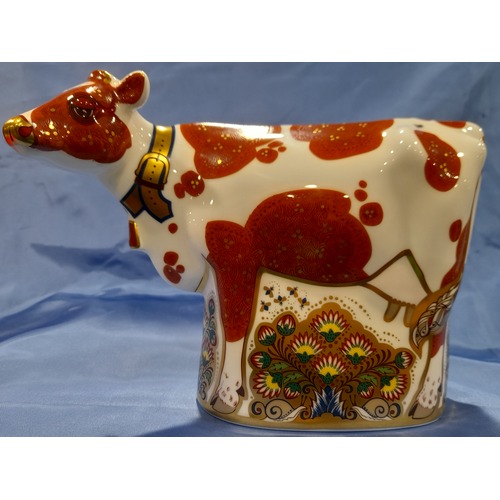 Royal Crown Derby Daisy Cow Paperweight with Gold Basal Stopper