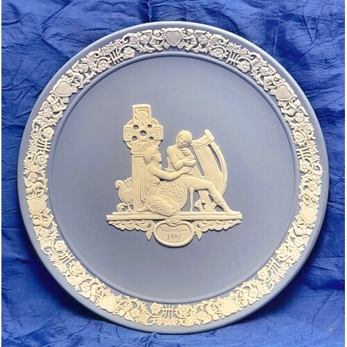 Wedgwood Valentine's Day 1995 "Tristan and Isolde" 17cm White on Blue Jasperware Plate