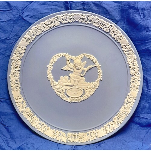 Wedgwood Valentine's Day 1999 "Cupid Firing His Arrows" 17cm White on Blue Jasperware Plate